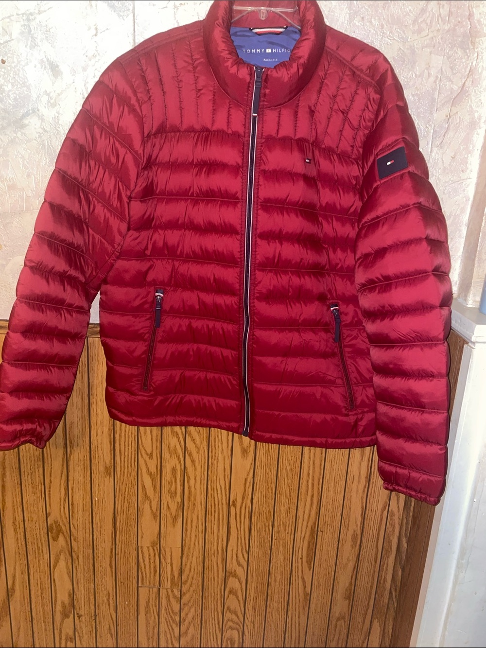 Dark red Tommy Hilfiger puffer jacket (XL)(nwot)